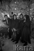 1992, Teheran, Islamska Republika Iranu.
Na bazarze - zakupy w sklepiku z lampami i żyrandolami.
Fot. Mikołaj Nesterowicz, zbiory Ośrodka KARTA