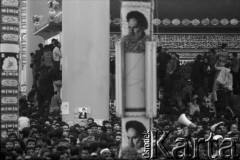 1992, Teheran, Islamska Republika Iranu.
Obchody trzeciej rocznicy śmierci przywódcy religijnego i politycznego Iranu Ruhollaha Chomejniego. Tłum zebrany w wokół grobu imama w mauzoleum na cmentarzu Behesht-e Zahra.
Fot. Mikołaj Nesterowicz, zbiory Ośrodka KARTA