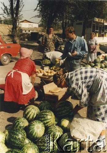 Lata 90., Kazachstan.
Rolnicy sprzedają swoje plony na targu.
Fot. Mikołaj Nesterowicz, zbiory Ośrodka KARTA