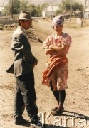 Lata 90., Kazachstan.
Kobieta i mężczyzna na wiejskiej drodze.
Fot. Mikołaj Nesterowicz, zbiory Ośrodka KARTA