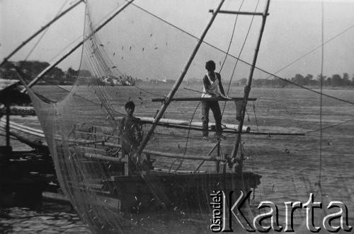 Lata 80., Kambodża.
Połów ryb na rzece Mekong.
Fot. Mikołaj Nesterowicz, zbiory Ośrodka KARTA