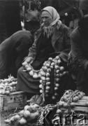 Lata 70., Związek Radziecki.
Kobieta sprzedaje cebulę na targu.
Fot. Mikołaj Nesterowicz, zbiory Ośrodka KARTA