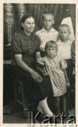Maj 1940, Krasnojarski Kraj, Związek Socjalistycznych Republik Radzieckich. 
Edward Sys (z prawej) z rodziną na zesłaniu. 1. z lewej siedzi jego matka Irena, obok niej stoi starszy brat Czesław. Przed Edwardem stoi młodsza siostra Teresa. Rodzina została deportowana ze Smorgoń na Wileńszczyźnie 10 lutego 1940 r.
Fot. NN, kolekcja Edwarda Sysa, reprodukcje cyfrowe w Ośrodku KARTA
