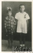 1942, Teheran, Iran. 
Pierwsza komunia święta Edwarda Sysa, obok stoi jego młodsza siostra Teresa. 
Fot. NN, kolekcja Edwarda Sysa, reprodukcje cyfrowe w Ośrodku KARTA