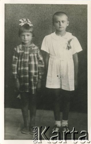 1942, Teheran, Iran. 
Pierwsza komunia święta Edwarda Sysa, obok stoi jego młodsza siostra Teresa. 
Fot. NN, kolekcja Edwarda Sysa, reprodukcje cyfrowe w Ośrodku KARTA
