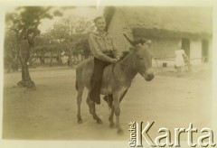 1943-1944, Ifunda, Tanzania.  
Edward Sys na ośle. W głębi przy domu stoi jego siostra, Teresa. 
Fot. NN, kolekcja Edwarda Sysa, reprodukcje cyfrowe w Ośrodku KARTA