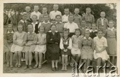 1946, Ifunda, Tanzania. 
Edward Sys (3. z lewej w górnym rzędzie) z kolegami z klasy. W górnym rzędzie 2. z prawej Tadeusz Kapusta, kolega Edwarda. 
Fot. NN, kolekcja Edwarda Sysa, reprodukcje cyfrowe w Ośrodku KARTA