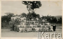 1946, Ifunda, Tanzania. 
Wychowankowie szkoły polskiej z nauczycielką. 
Fot. NN, kolekcja Edwarda Sysa, reprodukcje cyfrowe w Ośrodku KARTA