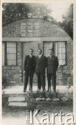 1955-1956, Anglia, Wielka Brytania. 
Mężczyźni przed barakiem mieszkalnym. Stoją od lewej: Edward Sys, jego ojciec Stanisław i brat Czesław.
Fot. NN, kolekcja Edwarda Sysa, reprodukcje cyfrowe w Ośrodku KARTA