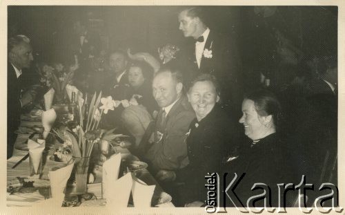 1959, Lester, Anglia, Wielka Brytania. 
Wesele Edwarda Sysa. Pan młody stoi za gośćmi siedzącymi przy stole.
Fot. NN, kolekcja Edwarda Sysa, reprodukcje cyfrowe w Ośrodku KARTA