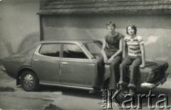 1971, Polska.
Chłopcy siedzący na masce samochodu. Z lewej Ryszard Sys, syn Edwarda.
Fot. NN, kolekcja Edwarda Sysa, reprodukcje cyfrowe w Ośrodku KARTA
