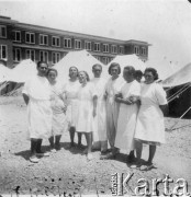 1942, Teheran, Iran.
Personel wojskowego szpitala, w którym pracowała Irena Osadzińska.
Fot. NN, kolekcja Ireny Osadzińskiej, reprodukcje cyfrowe w Ośrodku KARTA