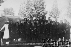 1942, Teheran, Iran.
Żołnierze Pomocniczej Służby Kobiet, personel szpitala wojskowego.
Fot. NN, kolekcja Ireny Osadzińskiej, reprodukcje cyfrowe w Ośrodku KARTA
