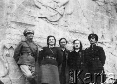 1942, Teheran, Iran.
Irena Osadzińska (2. z lewej) z przyjaciółmi podczas wycieczki. 3. z lewej Olli Sawicz-Zabłocka, 4. Irena Sawicz-Zabłocka.
Fot. NN, kolekcja Ireny Osadzińskiej, reprodukcje cyfrowe w Ośrodku KARTA