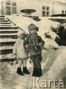 1929, Baryż, woj. tarnopolskie, Polska.
Siostry Świdrygiełło-Świderskie w ogrodzie. Od lewej: Teresa (później Somkowicz) i Maria 