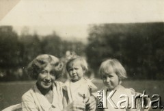 1929, Baryż, woj. tarnopolskie, Polska.
Teresa Świdrygiełło-Świderska z córkami Teresą (w środku, później po mężu Somkowicz) i Marią 