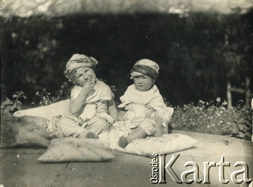 1929-1930, Baryż, woj. tarnopolskie, Polska.
Siostry Świdrygiełło-Świderskie. Od lewej: Maria 
