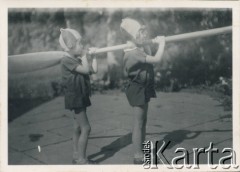 1930, Baryż, woj. tarnopolskie, Polska.
Dziewczynki trzymające wiosło. Od lewej: Teresa (później Somkowicz) i Maria 
