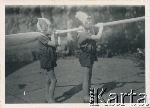 1930, Baryż, woj. tarnopolskie, Polska.
Dziewczynki trzymające wiosło. Od lewej: Teresa (później Somkowicz) i Maria 