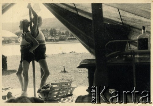 1934, Beremiany, woj. tarnopolskie, Polska.
Wakacje na kempingu. Teresa Świdrygiełło-Świderska (później po mężu Somkowicz, z lewej) i jej siostra Maria 
