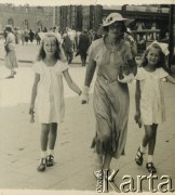1935, Lwów, Polska.
Teresa Świdrygiełło-Świderska (z prawej) z guwernantką Aurorą Wilson i siostrą Marią 