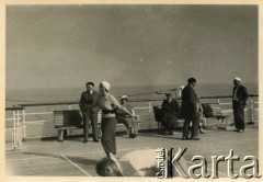 Kwiecień 1936, Gdynia, woj. pomorskie, Polska.
Pasażerowie na pokładzie transatlantyka MS 
