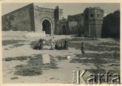 Kwiecień-maj 1936, prawdopodobnie Casablanca, Maroko.
Jedna z bram prowadzących do najstarszej części miasta. Zdjęcie wykonano podczas pierwszego rejsu wycieczkowego transatlantyka MS 