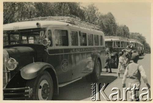 Kwiecień-maj 1936, Casablanca, Maroko.
Autokary turystyczne. Zdjęcie wykonano podczas pierwszego rejsu wycieczkowego transatlantyka MS 