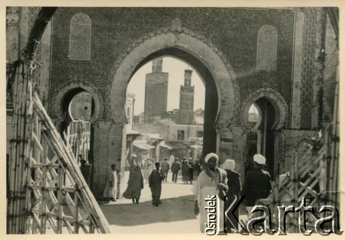 Kwiecień-maj 1936, Fez, Maroko.
Brama wejściowa Bab Boujloud do mediny. W głębi widoczne wieże – minarety meczetu Karaouiyne. Zdjęcie wykonano podczas pierwszego rejsu wycieczkowego transatlantyka MS 