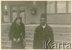 Kwiecień-maj 1936, Fez, Maroko.
Teresa Świdrygiełło-Świderska w towarzystwie mieszkańca miasta. Zdjęcie wykonano podczas pierwszego rejsu wycieczkowego transatlantyka MS 