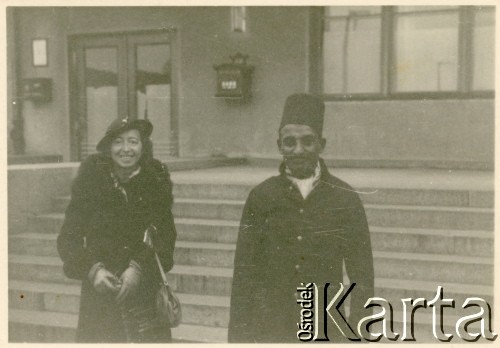Kwiecień-maj 1936, Fez, Maroko.
Teresa Świdrygiełło-Świderska w towarzystwie mieszkańca miasta. Zdjęcie wykonano podczas pierwszego rejsu wycieczkowego transatlantyka MS 