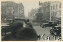 Kwiecień-maj 1936, Londyn, Anglia, Wielka Brytania.
Ruch samochodowy na Piccadilly Circus, placu i skrzyżowaniu położonym w West Endzie. Na środku placu stoi zabytkowa fontanna z figurką Anterosa, po lewej stronie narożny budynek London Pavilion. Zdjęcie wykonano podczas pierwszego rejsu wycieczkowego transatlantyka MS 