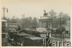 Kwiecień-maj 1936, Londyn, Anglia, Wielka Brytania.
Ruch samochodowy na jednej z londyńskich ulic, po prawej stronie zejście do metra. W głębi widoczny Wellington Arch, łuk triumfalny na krańcu Green Parku w centrum miasta. Zdjęcie wykonano podczas pierwszego rejsu wycieczkowego transatlantyka MS 