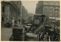 Kwiecień-maj 1936, Londyn, Anglia, Wielka Brytania.
Korek samochodowy na jednej z londyńskich ulic, na pierwszym planie autobus piętrowy. Zdjęcie wykonano podczas pierwszego rejsu wycieczkowego transatlantyka MS 