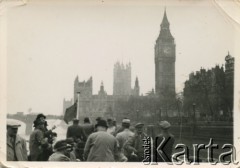 Kwiecień-maj 1936, Londyn, Anglia, Wielka Brytania.
Turyści płynący statkiem po rzece Tamizie. Po prawej stronie widoczna wieża zegarowa Big Ben i Pałac Pałacu Westminsterski. Zdjęcie wykonano podczas pierwszego rejsu wycieczkowego transatlantyka MS 