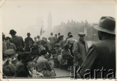 Kwiecień-maj 1936, Londyn, Anglia, Wielka Brytania.
Turyści płynący statkiem po rzece Tamizie. Po prawej stronie widoczna wieża zegarowa Big Ben i Pałac Westminsterski. Zdjęcie wykonano podczas pierwszego rejsu wycieczkowego transatlantyka MS 