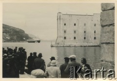 Kwiecień-maj 1936, Dubrownik, Chorwacja.
Mury obronne warownego zamku nad Morzem Adriatyckim. Zdjęcie wykonano podczas pierwszego rejsu wycieczkowego transatlantyka MS 