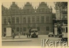 Maj 1936, Wolne Miasto Gdańsk.
Postój taksówek przed Wielką Zbrojownią na Targu Węglowym. Na środku stoi samochód z napisem 