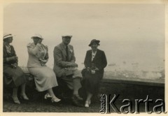 Maj-czerwiec 1936, brak miejsca.
Grupa osób odpoczywająca na murku. 1. z lewej siedzi Teresa Świdrygiełło-Świderska, matka Teresy Somkowicz.
Fot. NN, kolekcja Teresy Somkowicz, reprodukcje cyfrowe w Ośrodku KARTA