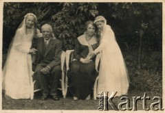 1936, Baryż, woj. tarnopolskie, Polska.
Pierwsza Komunia Święta Teresy Świdrygiełło-Świderskiej (po mężu Somkowicz, z prawej) i jej siostry Marii 