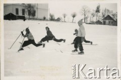 1937, Bursztyn, woj. stanisławowskie, Polska.
Grupa dzieci z opiekunką jeździ na nartach. 1. z lewej Maria 
