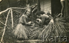 Lata 30., Beremiany, woj. tarnopolskie, Polska.
Dziewczęta w strojach hawajskich. Od lewej: Maria 