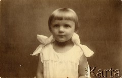 Ok. 1934, Polska.
Krystyna Bernakiewicz (później po mężu Kosiba).   
Fot. NN, kolekcja Krystyny Kosiby, reprodukcje cyfrowe w Ośrodku KARTA