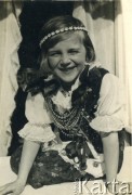 1938-1939, Lwów, Polska.
Krystyna Bernakiewicz (później po mężu Kosiba) w przebraniu. 
Fot. NN, kolekcja Krystyny Kosiby, reprodukcje cyfrowe w Ośrodku KARTA