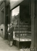 1943-1944, Edynburg, Szkocja, Wielka Brytania.
Aleksandra Bernakiewicz (matka Krystyny, później po mężu Kosiby, z lewej) przed wejściem do księgarni Orbis przy Castle Street, w której pracowała. 
Fot. NN, kolekcja Krystyny Kosiby, reprodukcje cyfrowe w Ośrodku KARTA