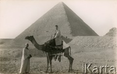 1943-1945, Egipt.
Józef Bińkowski (wuj Krystyny Bernakiewicz, później po mężu Kosiby) na wielbłądzie.
Fot. NN, kolekcja Krystyny Kosiby, reprodukcje cyfrowe w Ośrodku KARTA