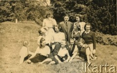 1943-1946, Kinloch Rannoch, Szkocja, Wielka Brytania. 
Koleżanki z klasy Krystyny Bernakiewicz ze swoim nauczycielem matematyki panem Fabierkiewiczem.
W drugim rzędzie z prawej przy nauczycielu klęczy Krystyna Bernakiewicz (później po mężu Kosiba), za nią stoi Maria Salach.
Fot. NN, kolekcja Krystyny Kosiby, reprodukcje cyfrowe w Ośrodku KARTA