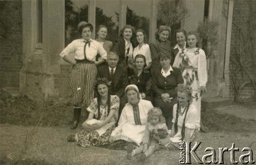 1943-1946, Kinloch Rannoch, Szkocja, Wielka Brytania. 
Uczennice gimnazjum polskiego Dunalastair House przebrane za postacie z przedstawienia teatralnego 