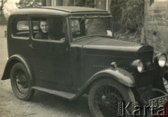 1943-1946, Kinloch Rannoch, Szkocja, Wielka Brytania. 
Krystyna Bernakiewicz (później po mężu Kosiba) siedzi w samochodzie 