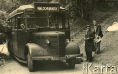 1943-1946, Kinloch Rannoch, Szkocja, Wielka Brytania. 
Autobus pocztowy przyjeżdżający codziennie do szkoły Dunalastair House z pobliskiej miejscowości Pitlochry. Stoją od prawej: kierowca autobusu, Szkot, przez polskie uczennice nazywany 
